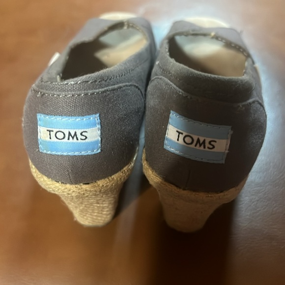 Tom’s Gray Wedge Sandals Perp Toe Size 7.5 - Picture 3 of 8